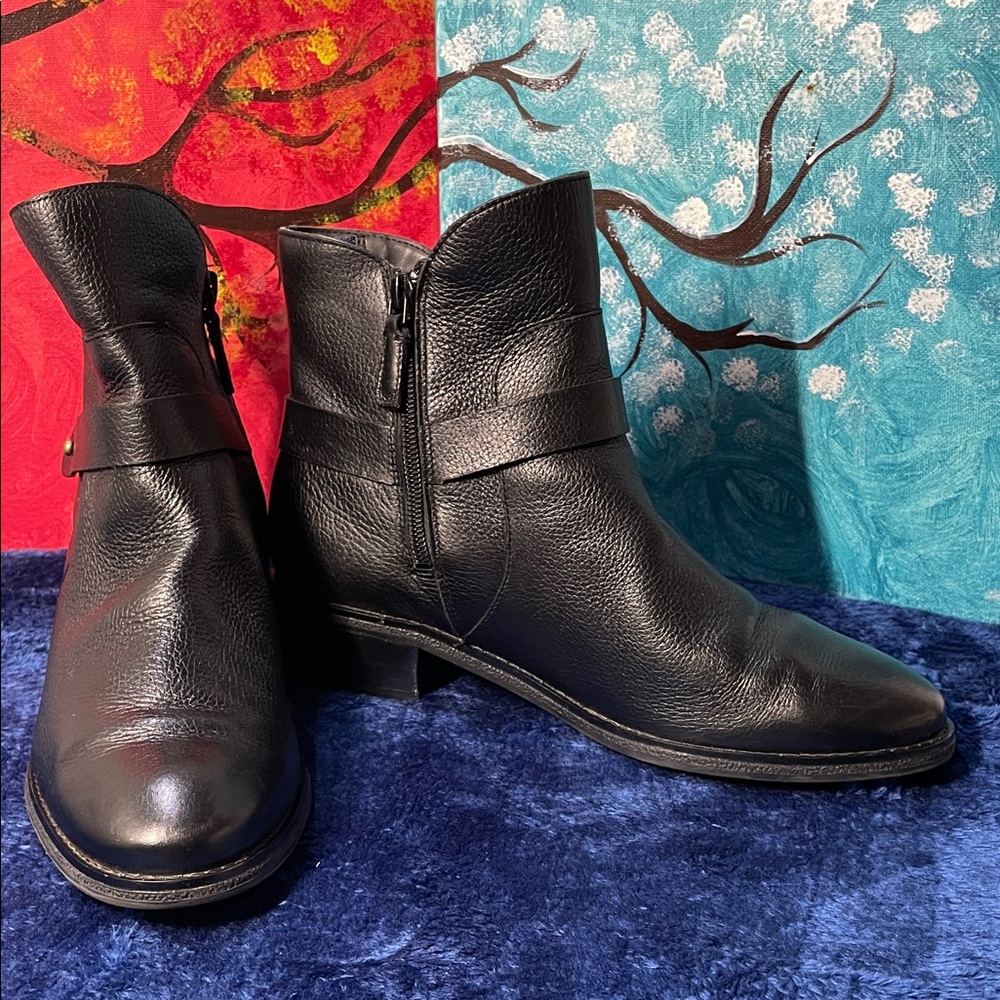 Cole Haan women’s size 8.5 boots. (Pre-owned). In great condition.